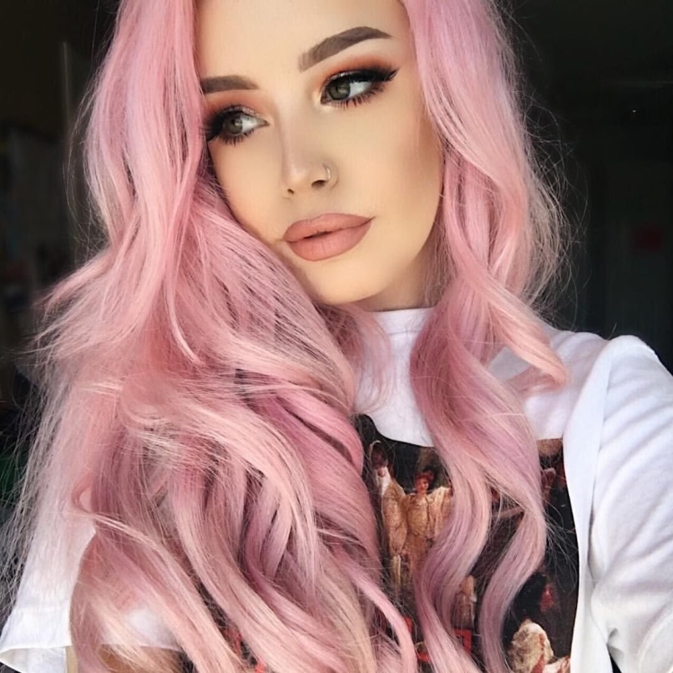 Диана Астер с розовыми волосами