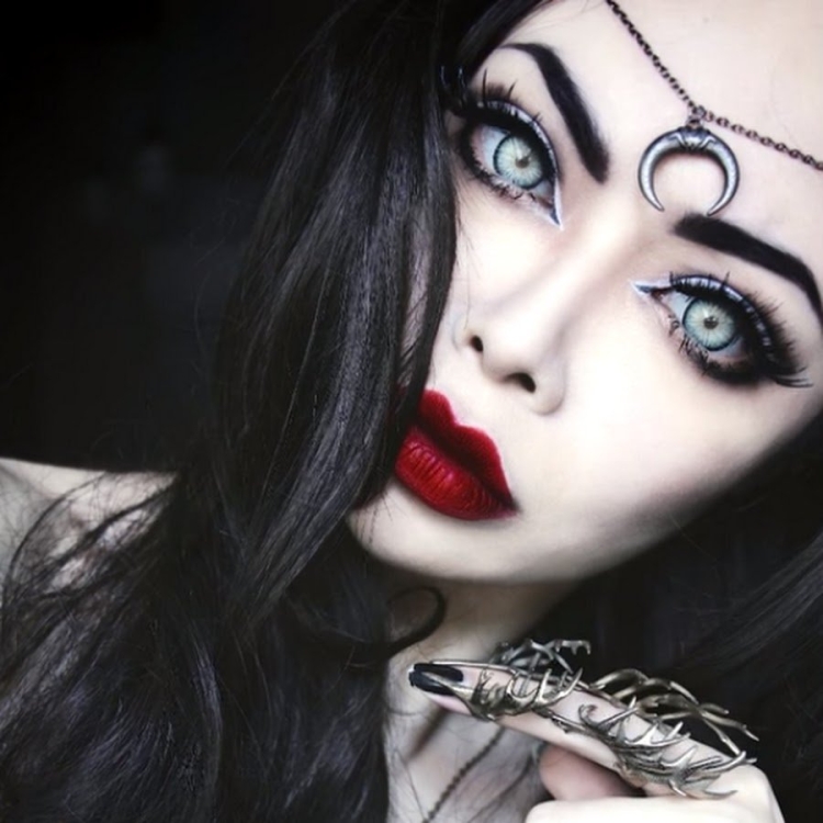 Макияж ведьмы с белыми линзами