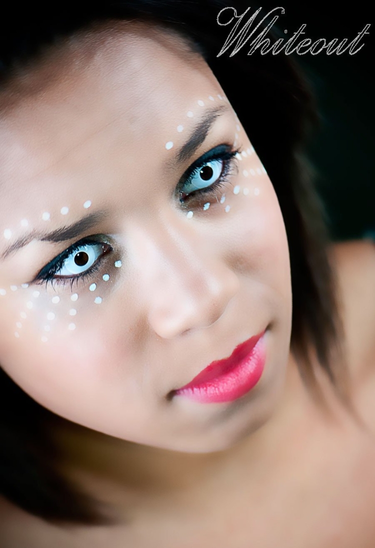 Девушка в линзах