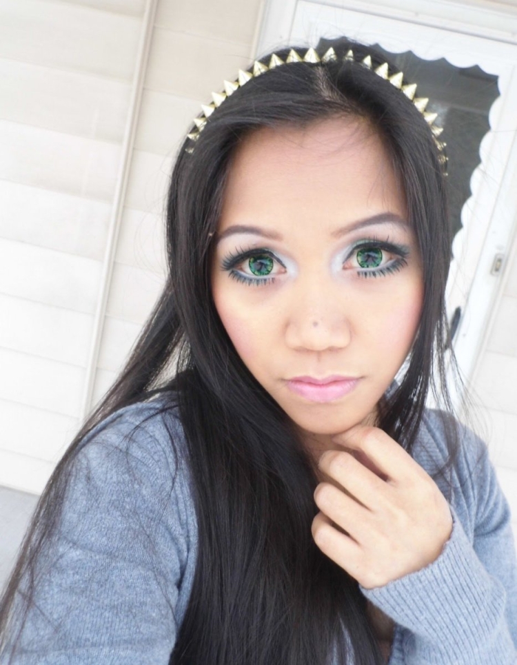 Девушка в цветных линзах