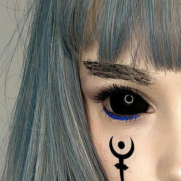 Чёрные склеры на весь глаз