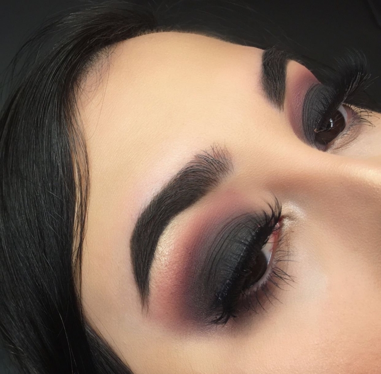 Красивый макияж с черными линзами