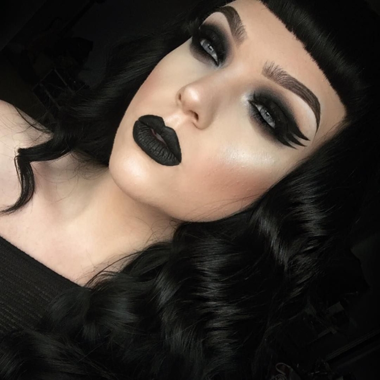 Макияж с черными губами