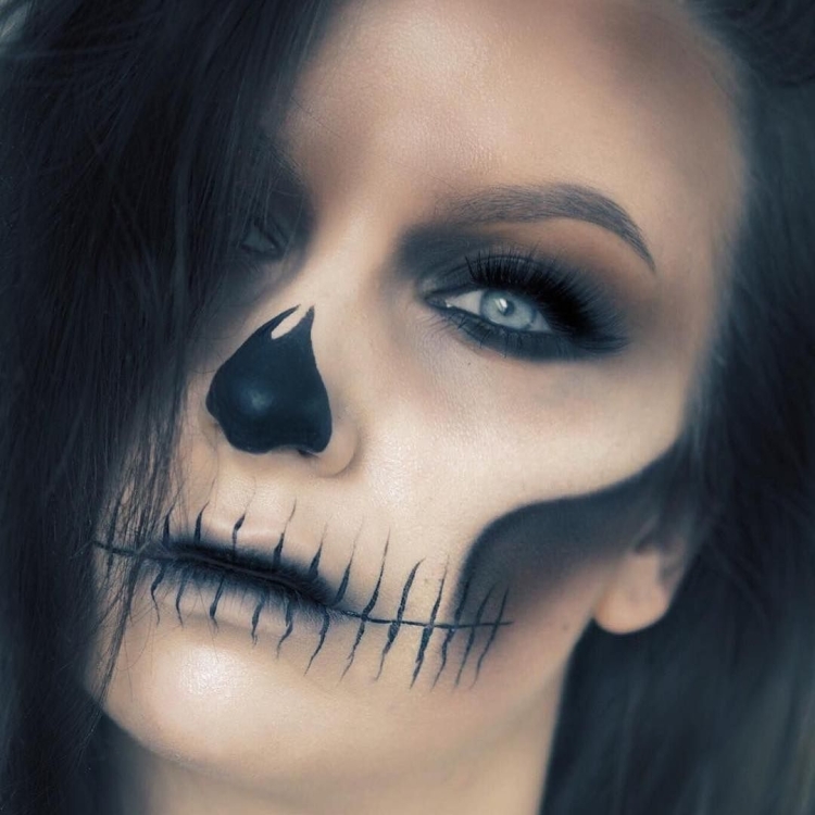 Черно синий макияж на Хэллоуин