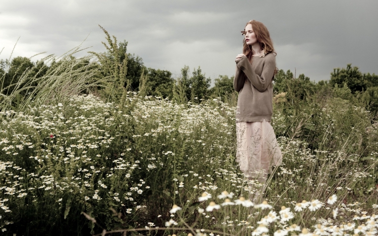 Девушка в поле