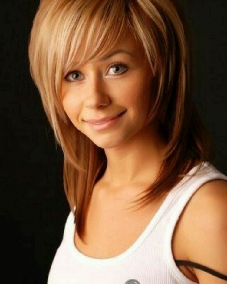 Стрижка Каскад с челкой набок