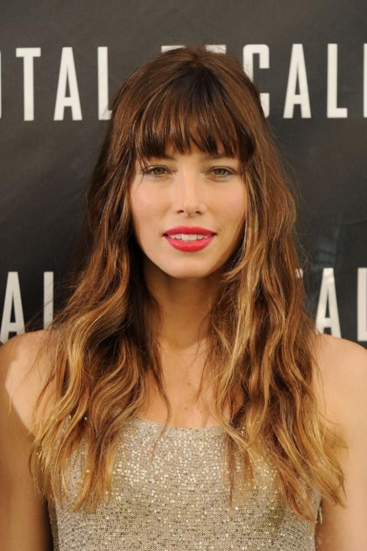 Jessica Biel прическа с челкой