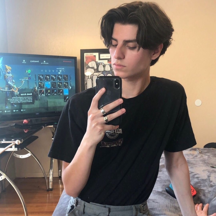 Middle Part прическа