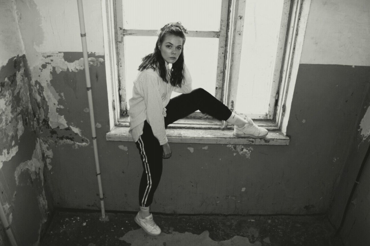 Девушка в подъезде