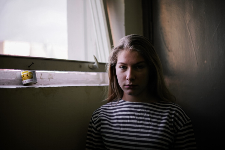 Девушка в подъезде Эстетика