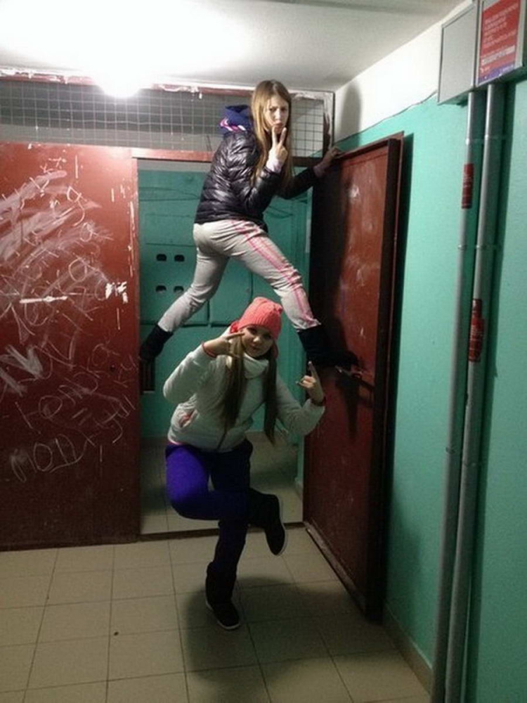 Девушка в подъезде