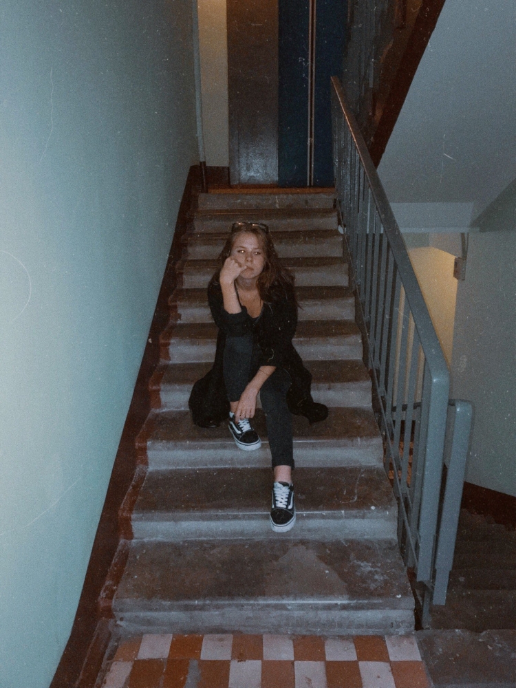 Девушка в подъезде фотосессия