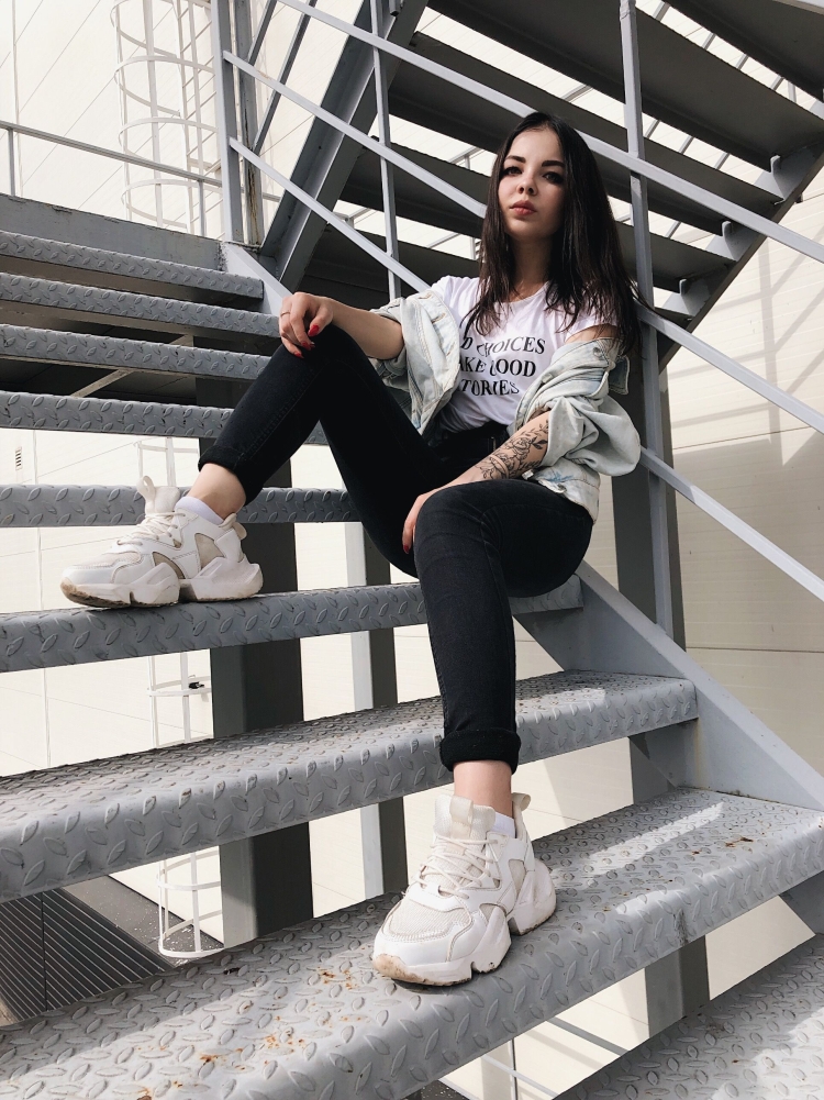 Девушка на ступеньках