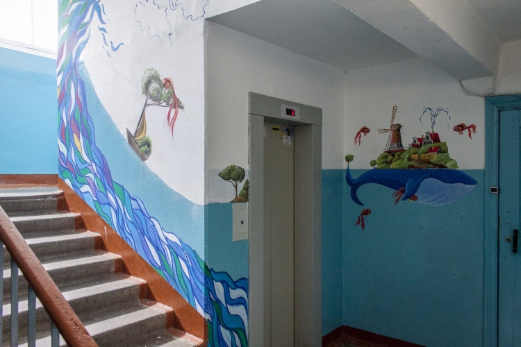 Оформление стен в подъезде