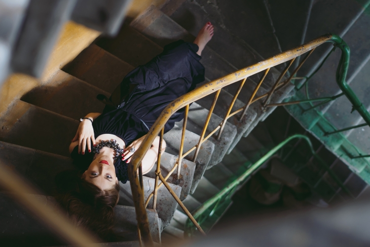 Фотосессия на лестнице в доме