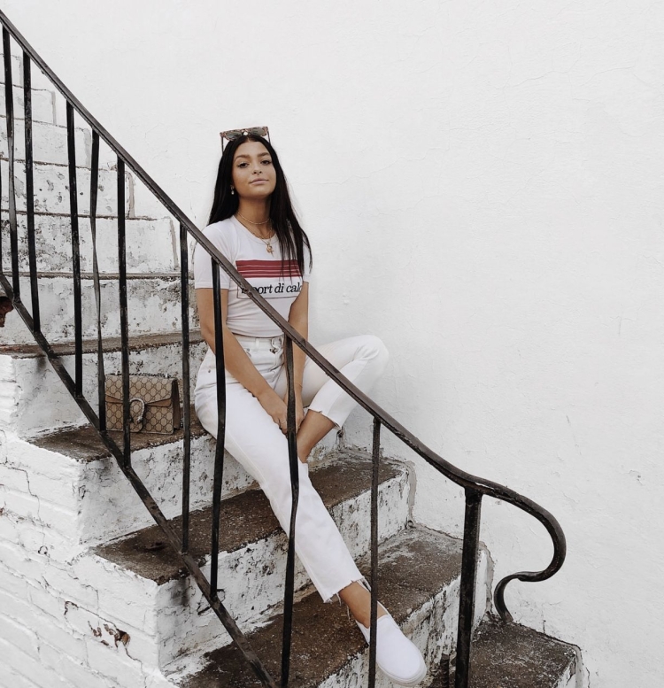 Девушка на лестнице