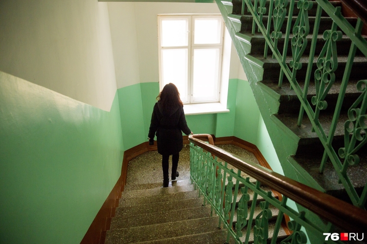 Девушка на лестничной площадке