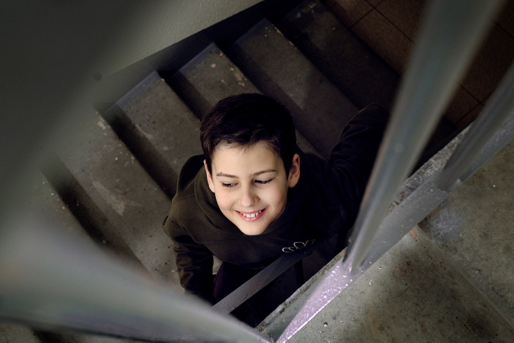 Фотосессия в подъезде на лестнице