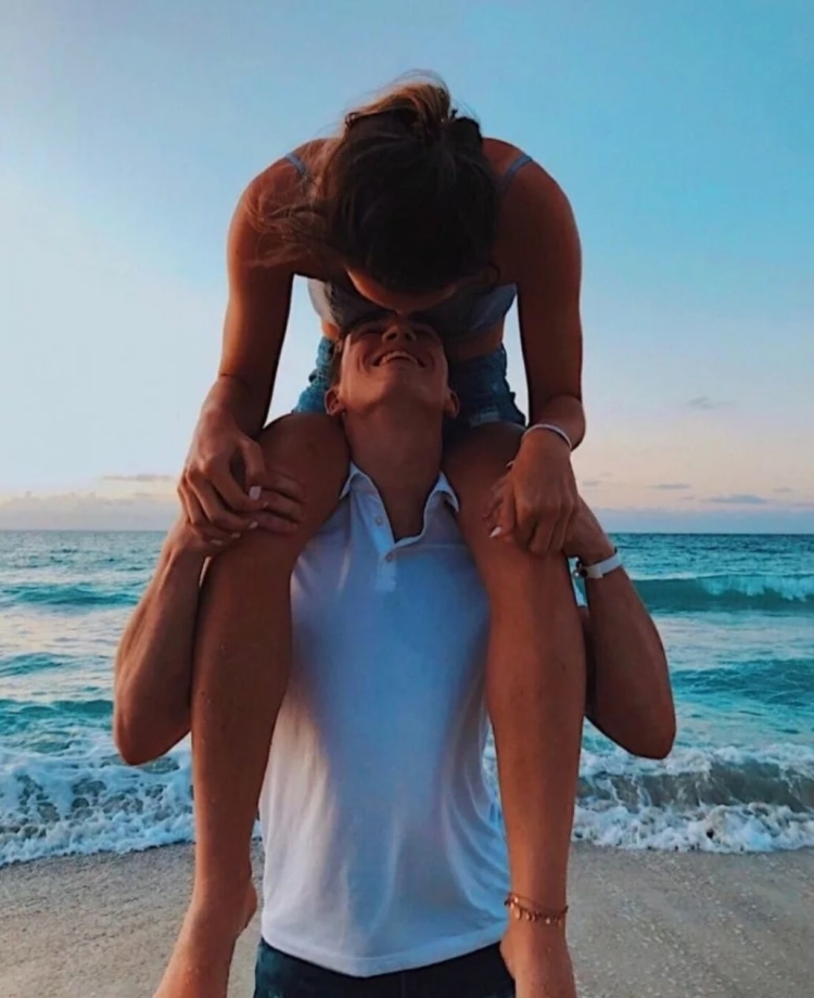 Девушка на шее у парня