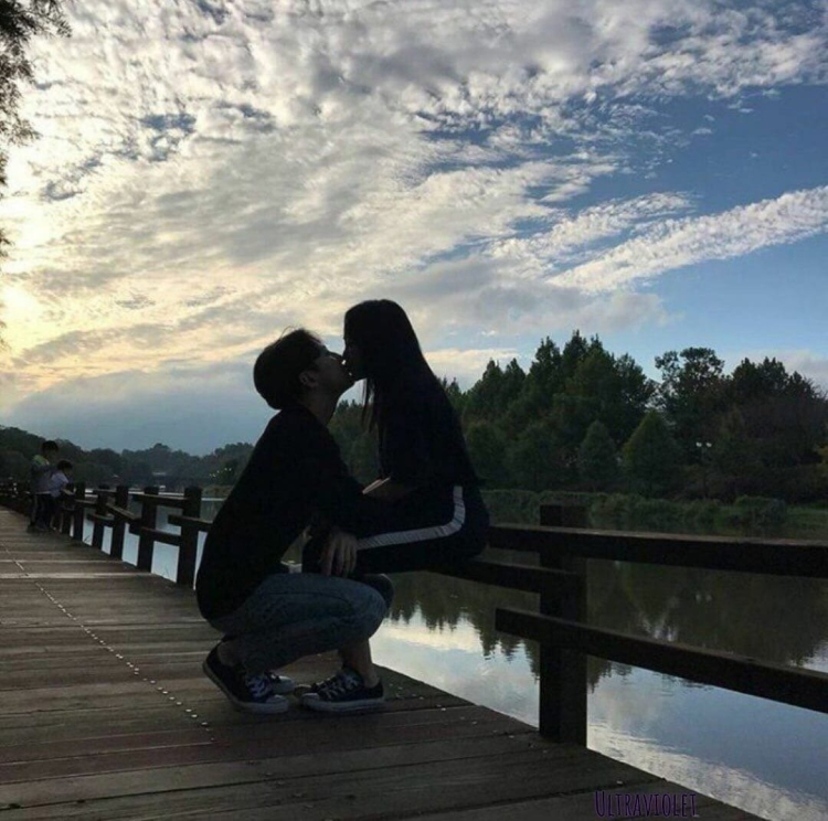 Объятия на мосту