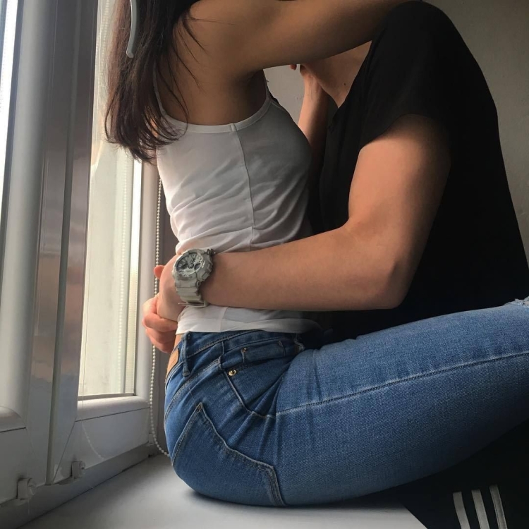 Парень и девушка обнимаются