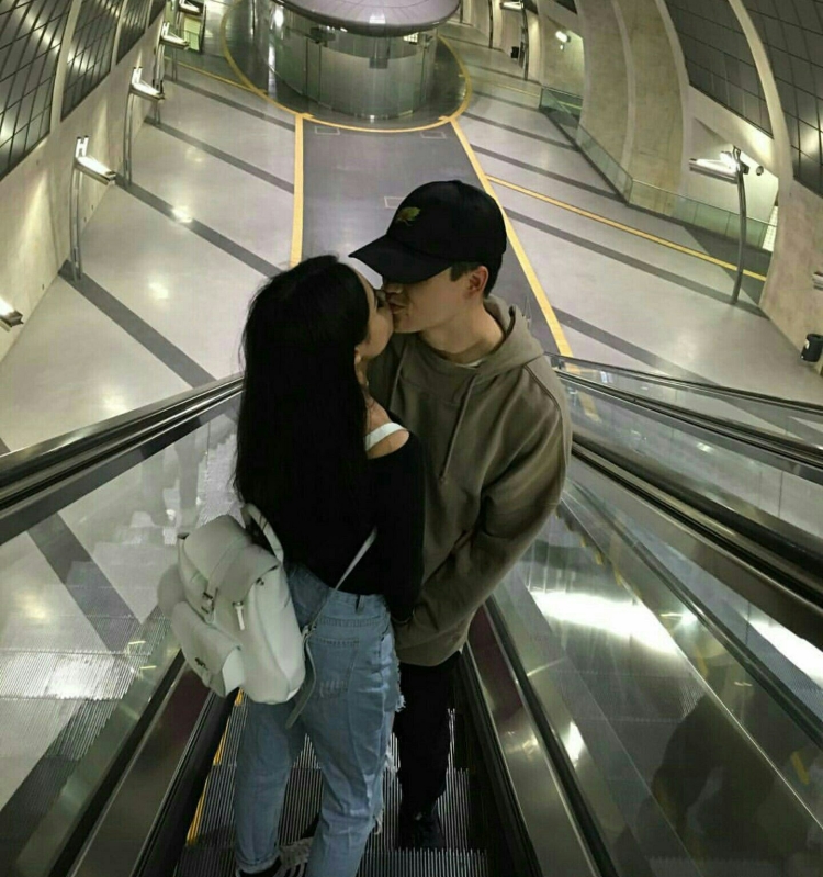 Парочки в метро