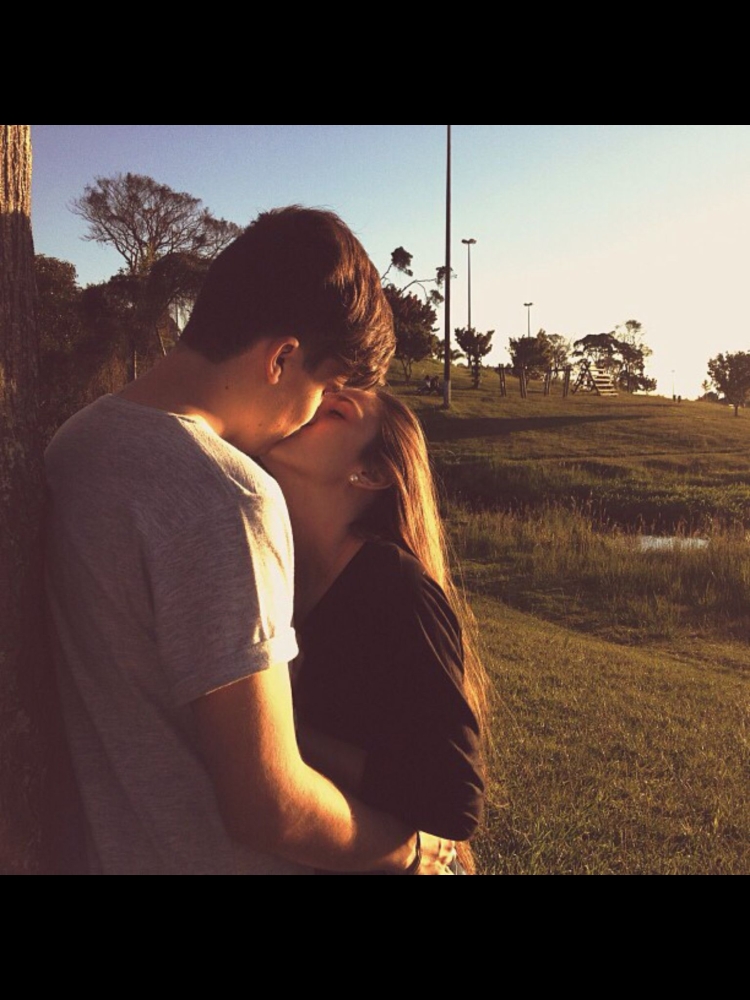 Парень с девушкой в обнимку