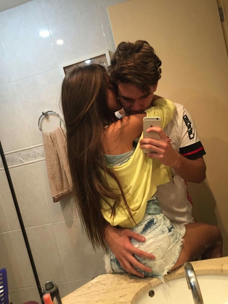 Парень с девушкой в зеркале