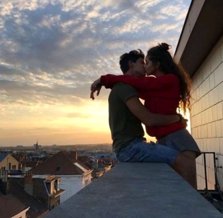 Парень и девушка на крыше