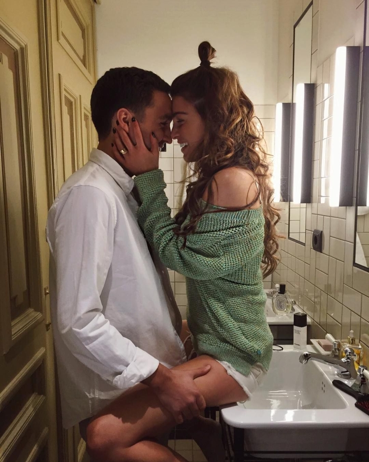 Пара перед зеркалом