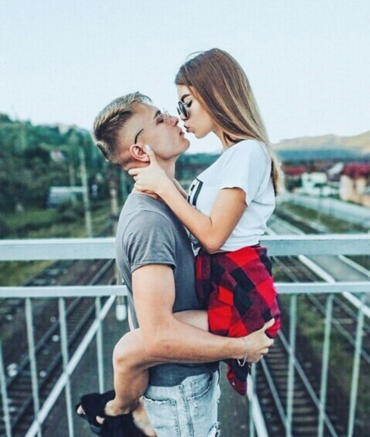 Рука держит