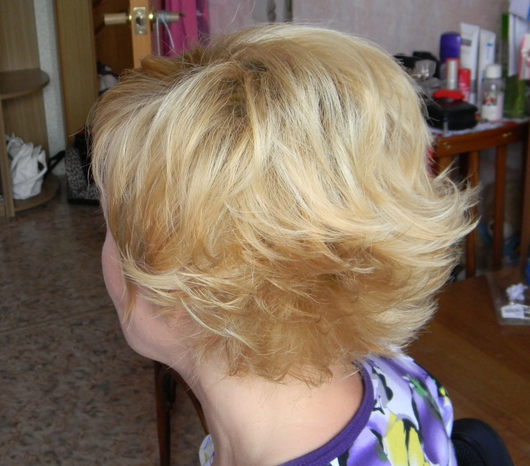 Укладка наружу на короткие волосы