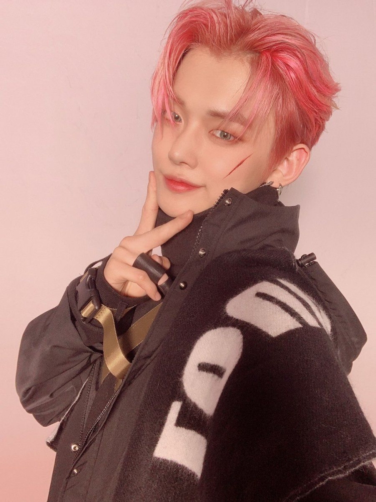 Певец с черно розовыми волосами