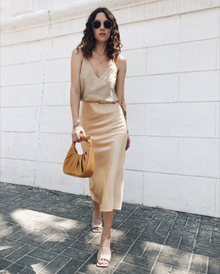 Бежевая атласная юбка