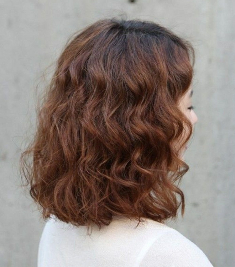 Стрижка по плечи на кудрявые волосы