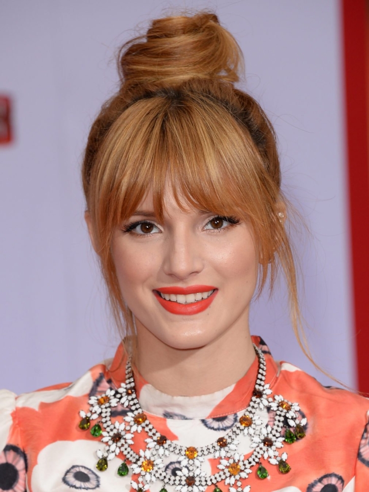 Белла Торн с челкой