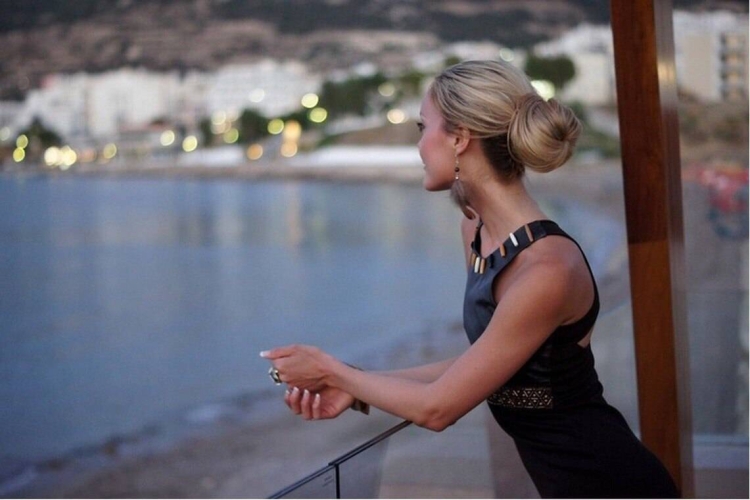 Блондинка прощается