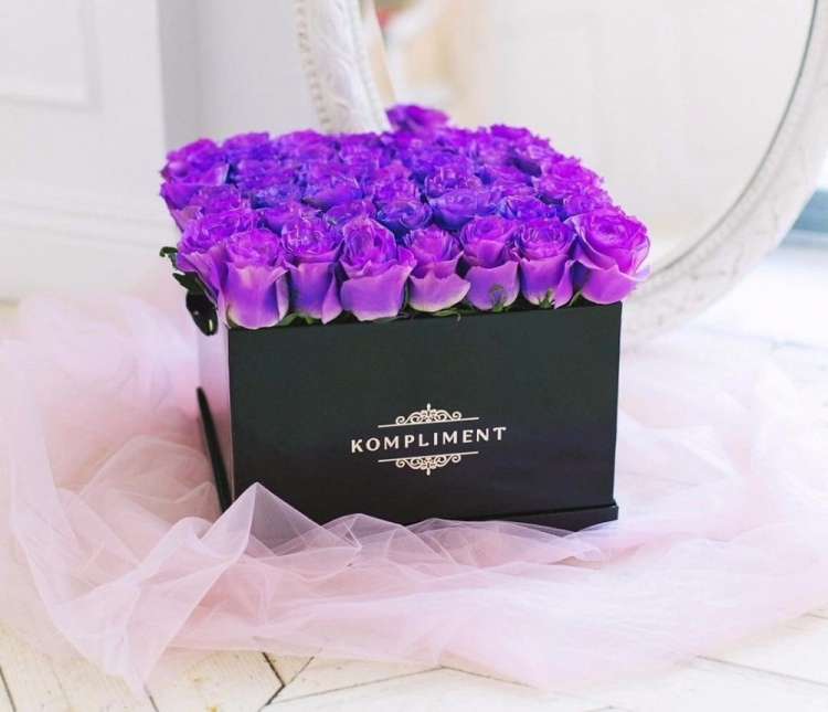 С днем рождения цветы в коробке фиолетовые