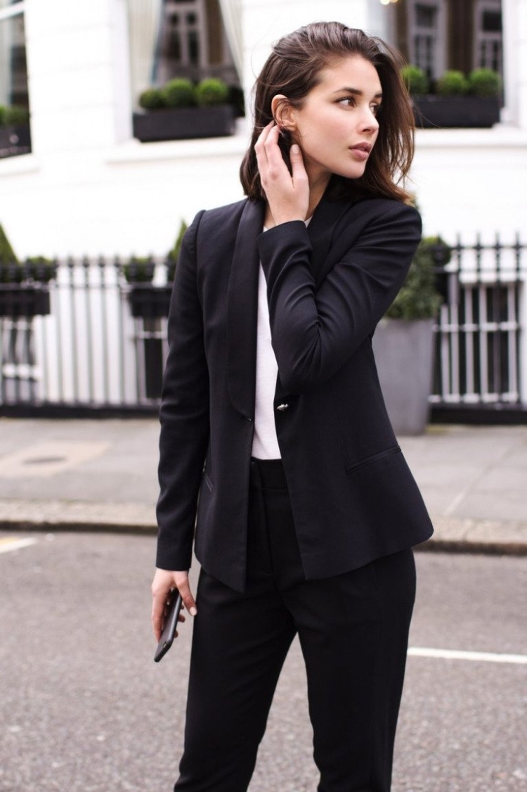 Девушка в пиджаке