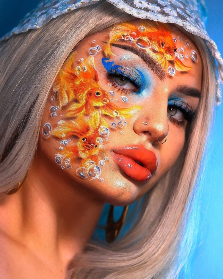 Девушка с макияжем