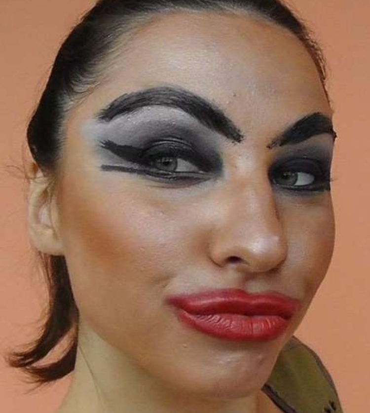Некрасивый макияж