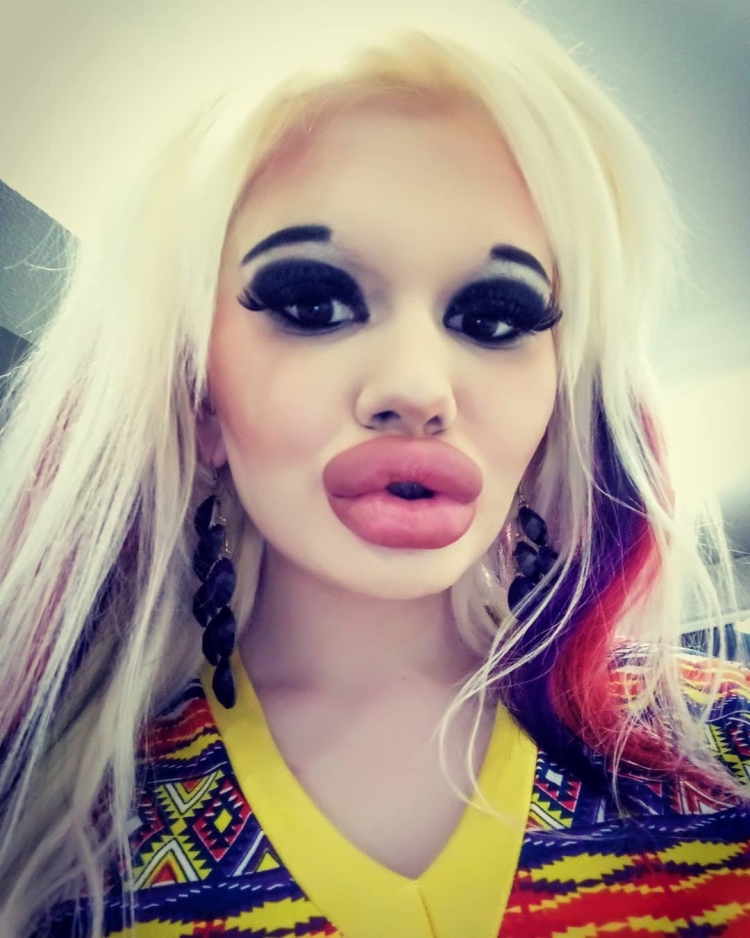 Сильно накрашенные девушки