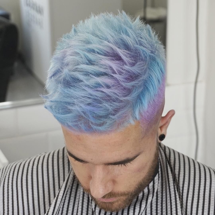 Пепельно фиолетовый цвет волос мужчины