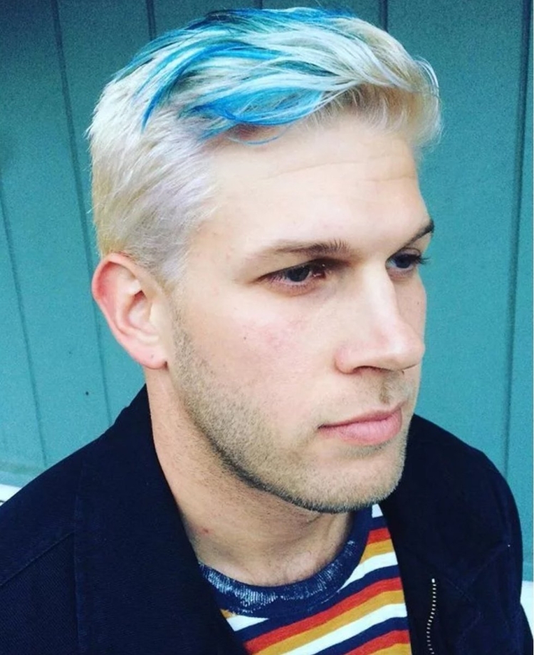Мелирование в синий коротких мужских волос