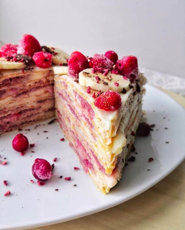 Клубничный блинный торт