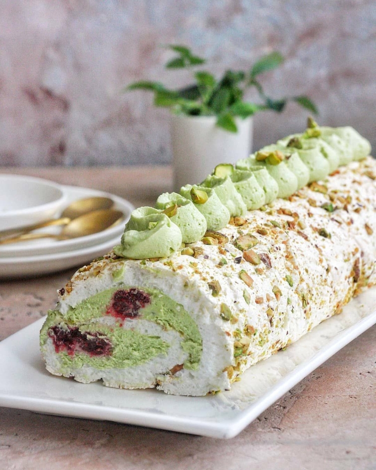 Меренговый рулет с малиной и фисташками