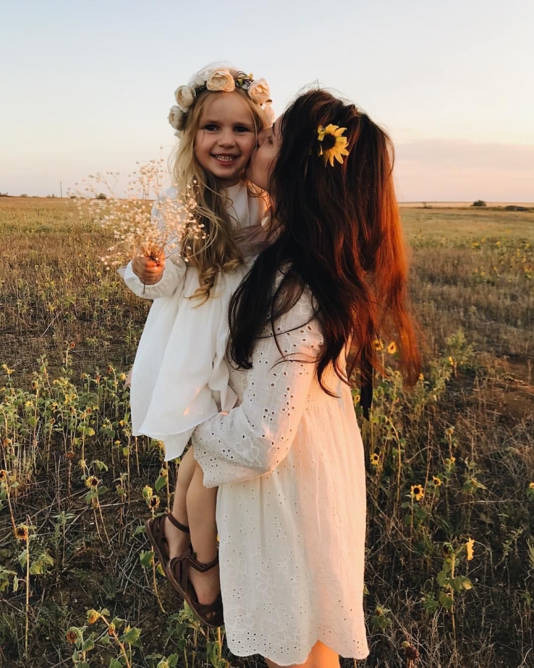 Фотосессия на поле летом мама с дочкой