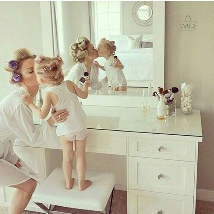 Мама с дочкой в бигудях