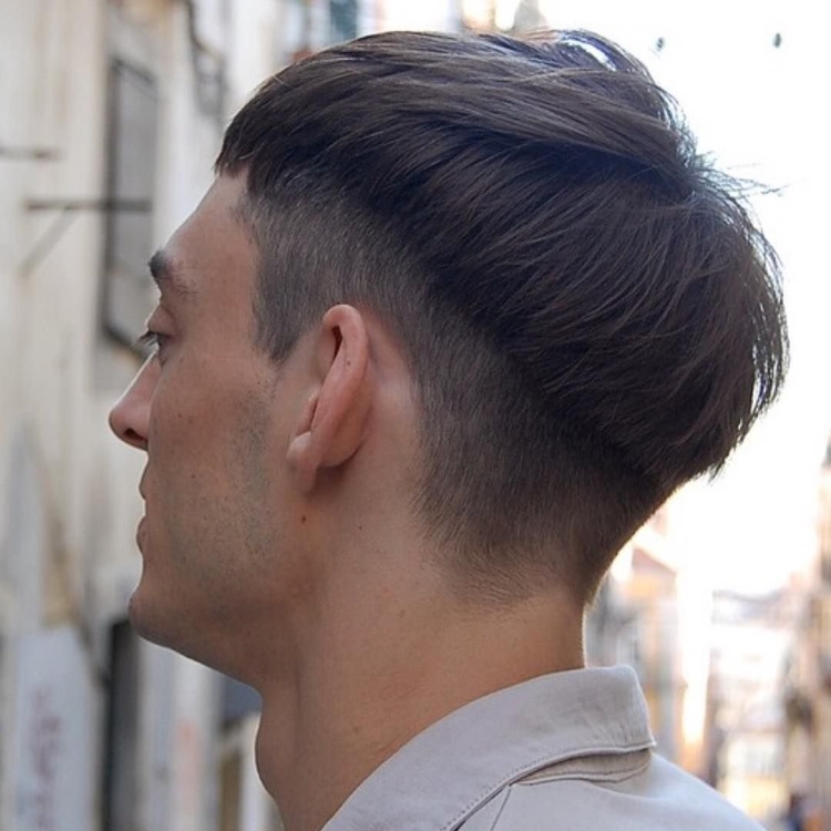 Прическа с выбритыми боками и затылком