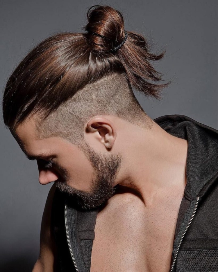 Man bun прическа